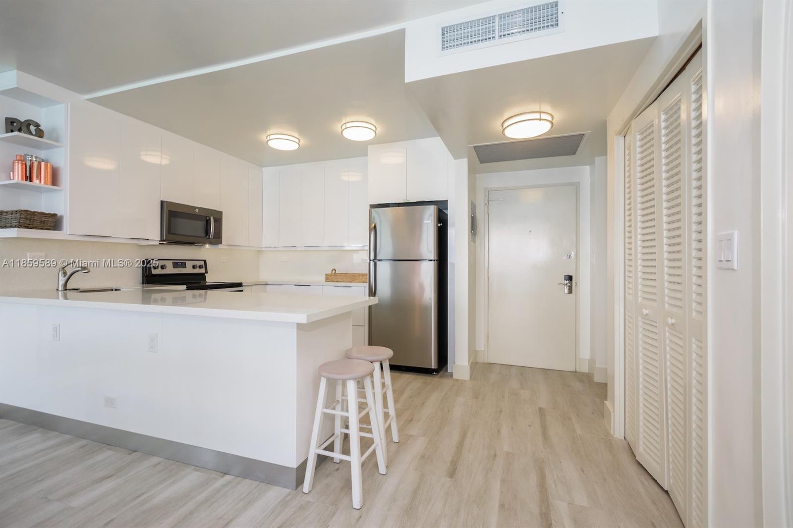 5601 Collins Ave 1204