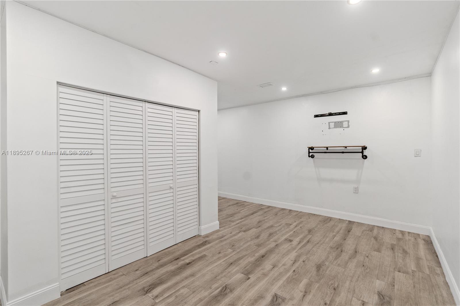 HOLLYWOOD PINES NO 2 AMEN - Residential