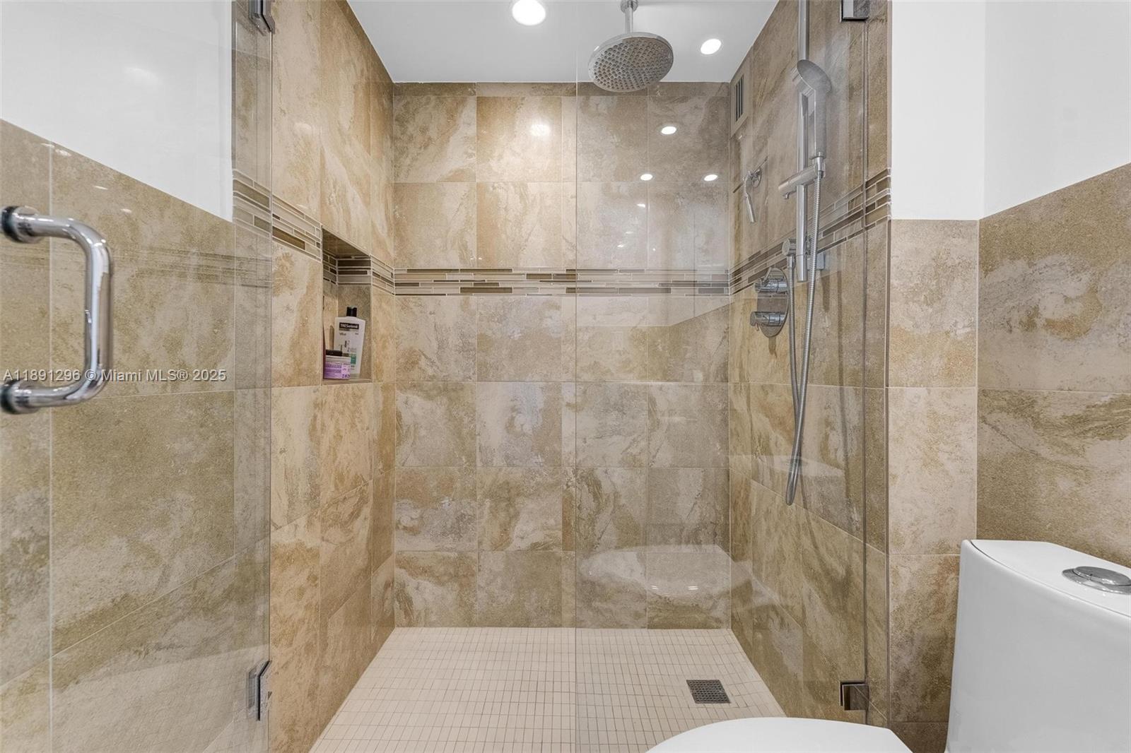 5838 CONDOMINIUM - Residential