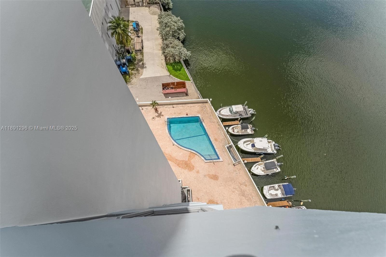 5838 CONDOMINIUM - Residential