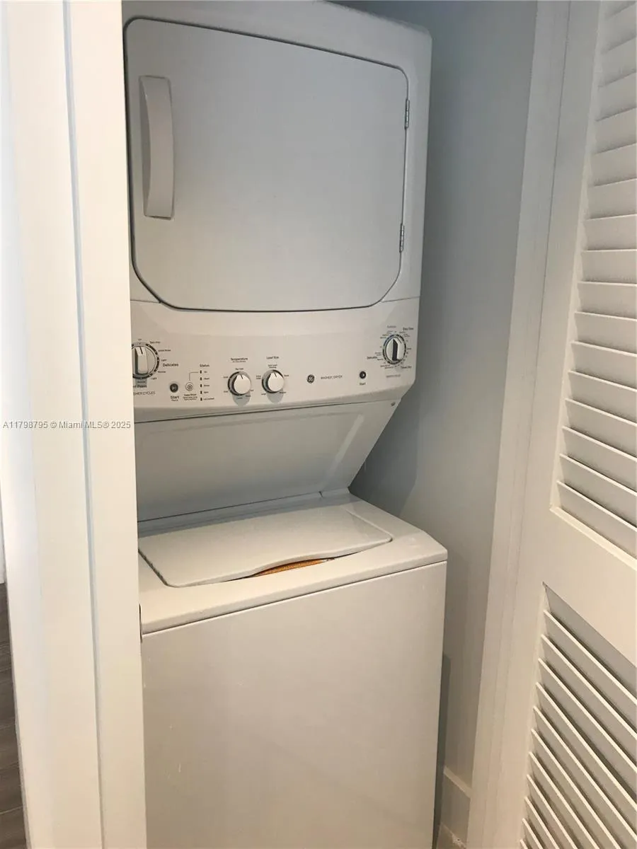 Miami, Florida 33137, United States, 2 Bedrooms Bedrooms, ,2 BathroomsBathrooms,Residential,Pending,124617