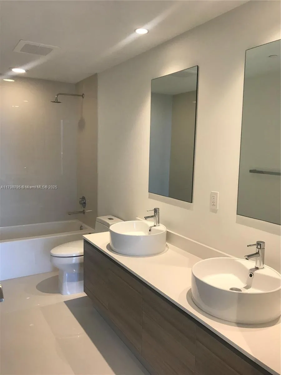 Miami, Florida 33137, United States, 2 Bedrooms Bedrooms, ,2 BathroomsBathrooms,Residential,Pending,124617