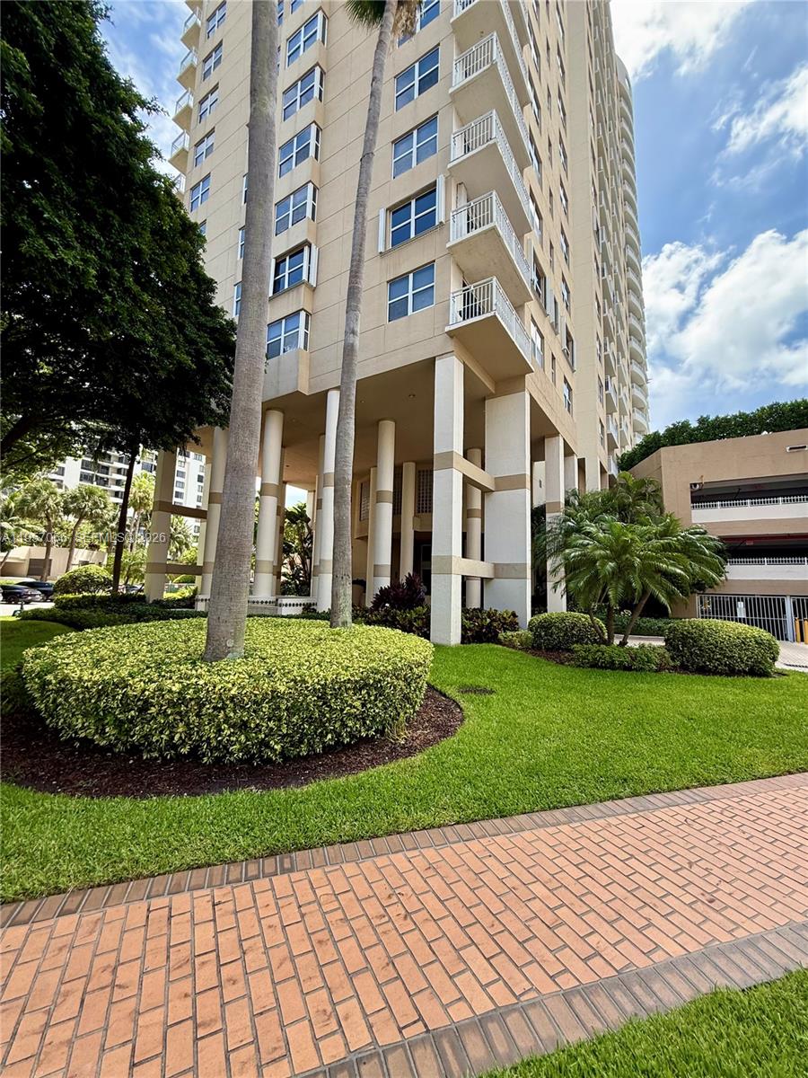 ISOLA CONDO - Residential