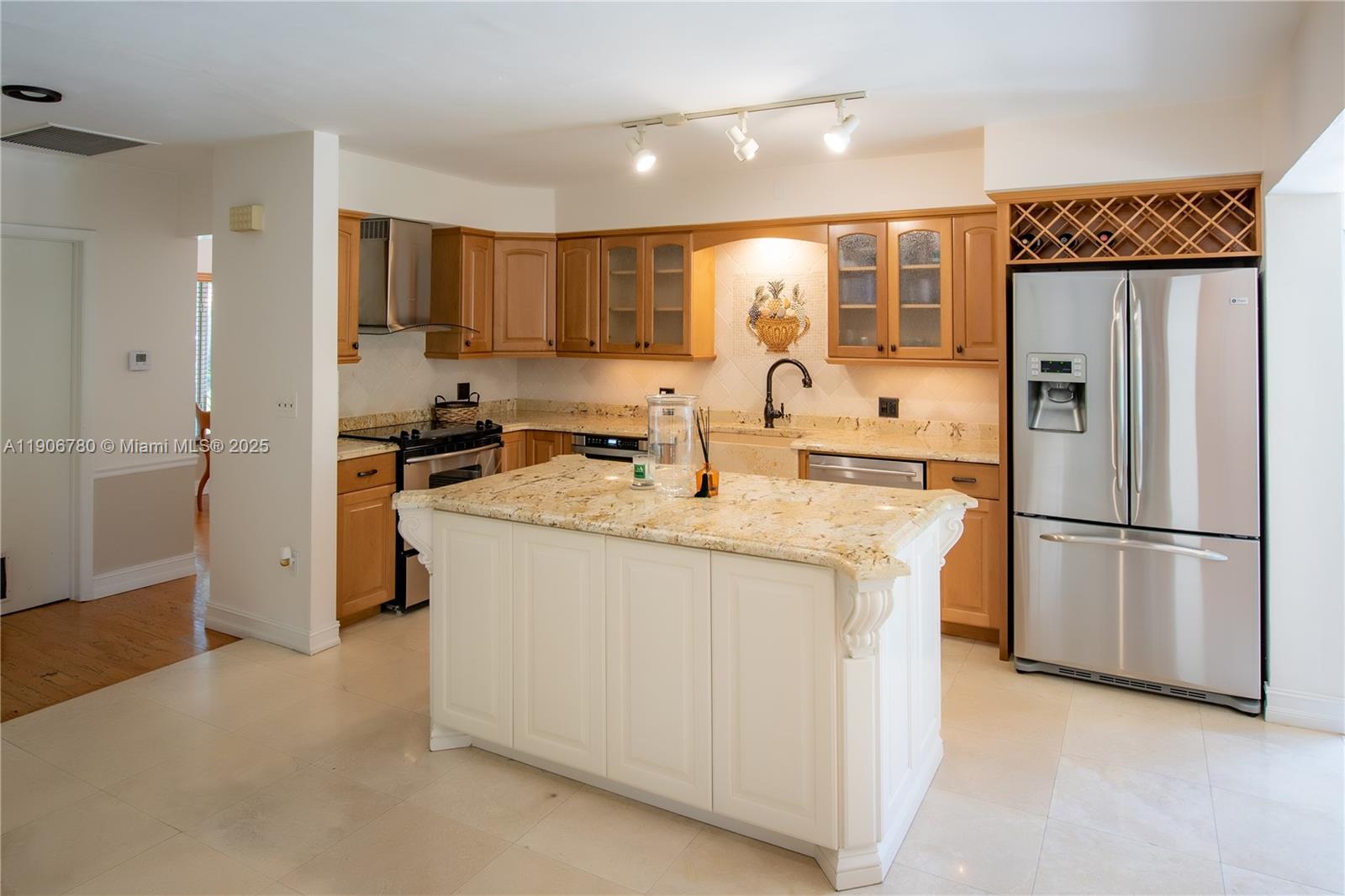 CORAL GABLES C C SEC 3 - Residential Lease