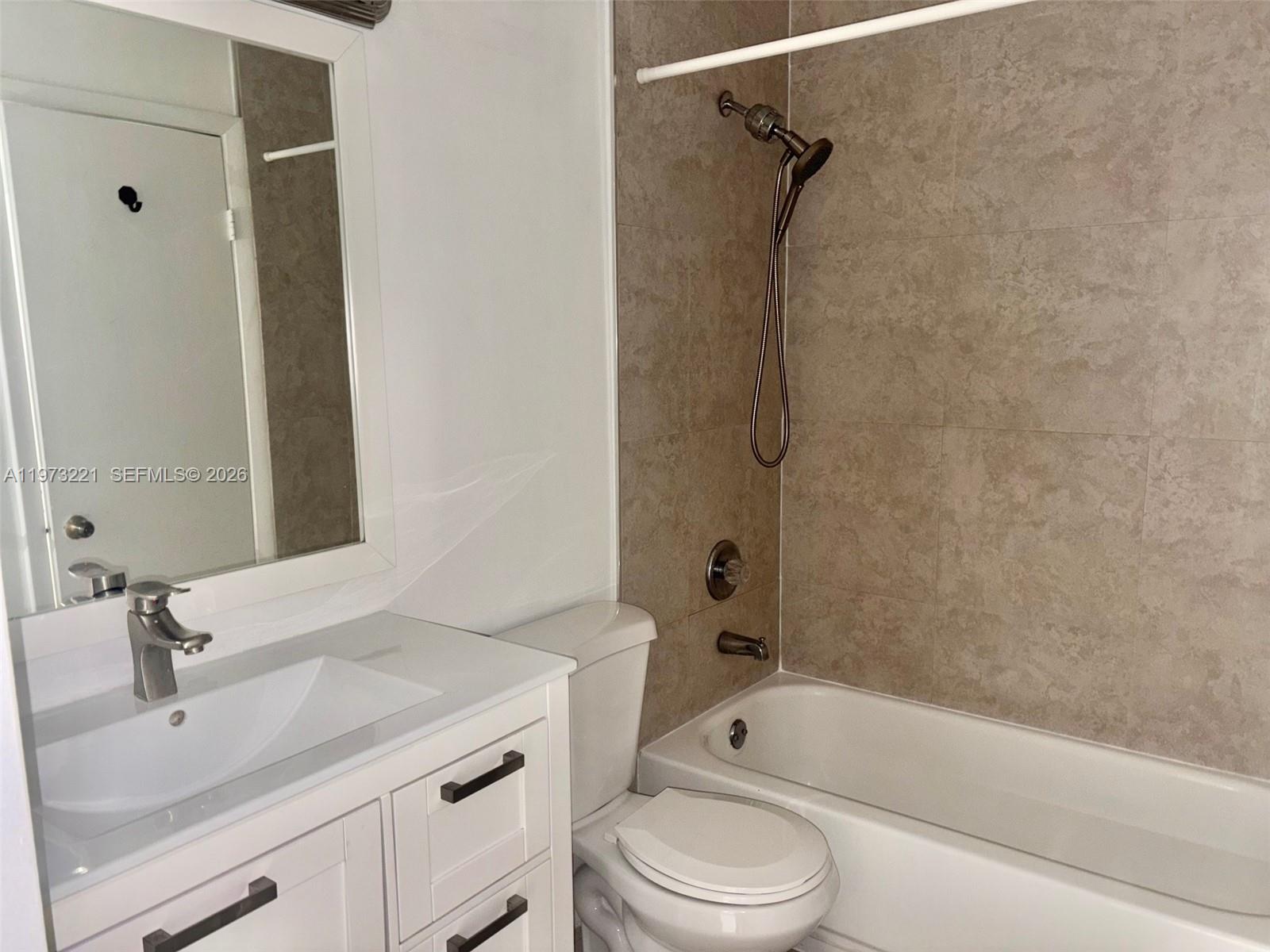 LA HACIENDA COUNTRY CLUB - Residential