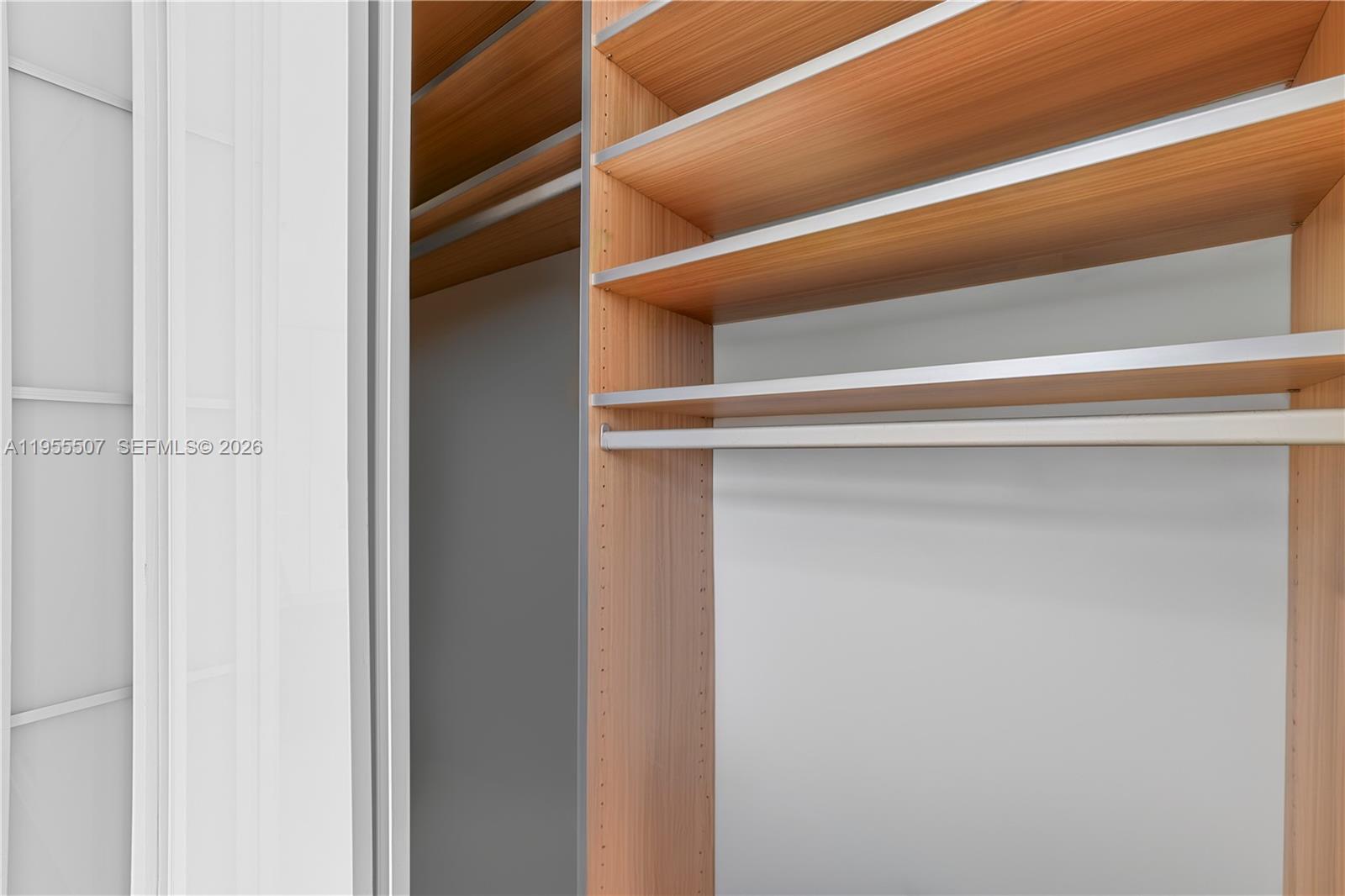 MINT CONDO - Residential