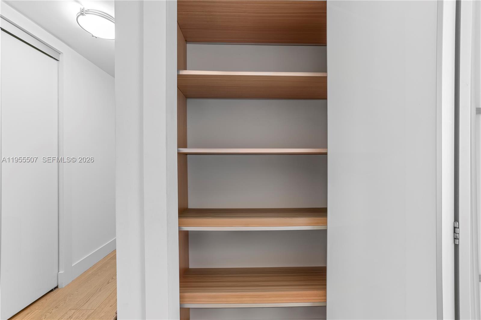 MINT CONDO - Residential