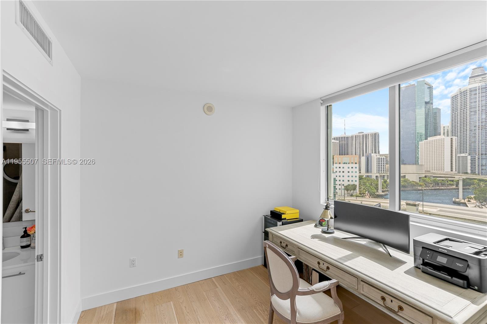 MINT CONDO - Residential