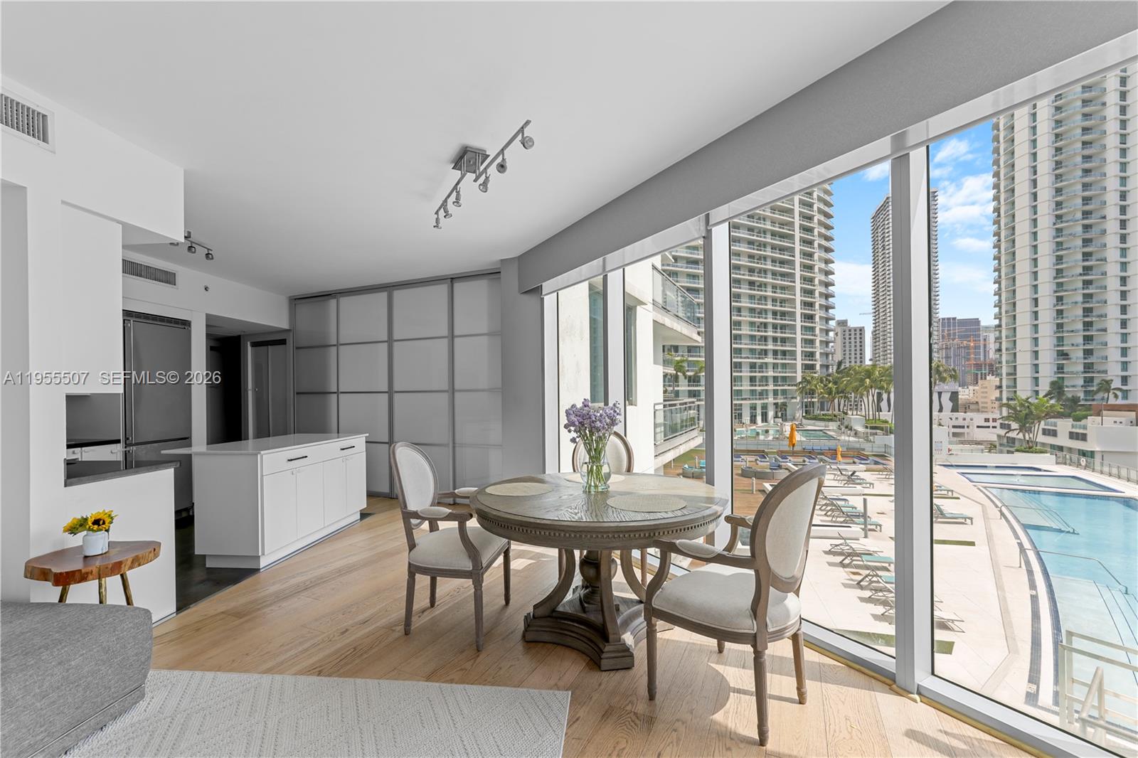 MINT CONDO - Residential