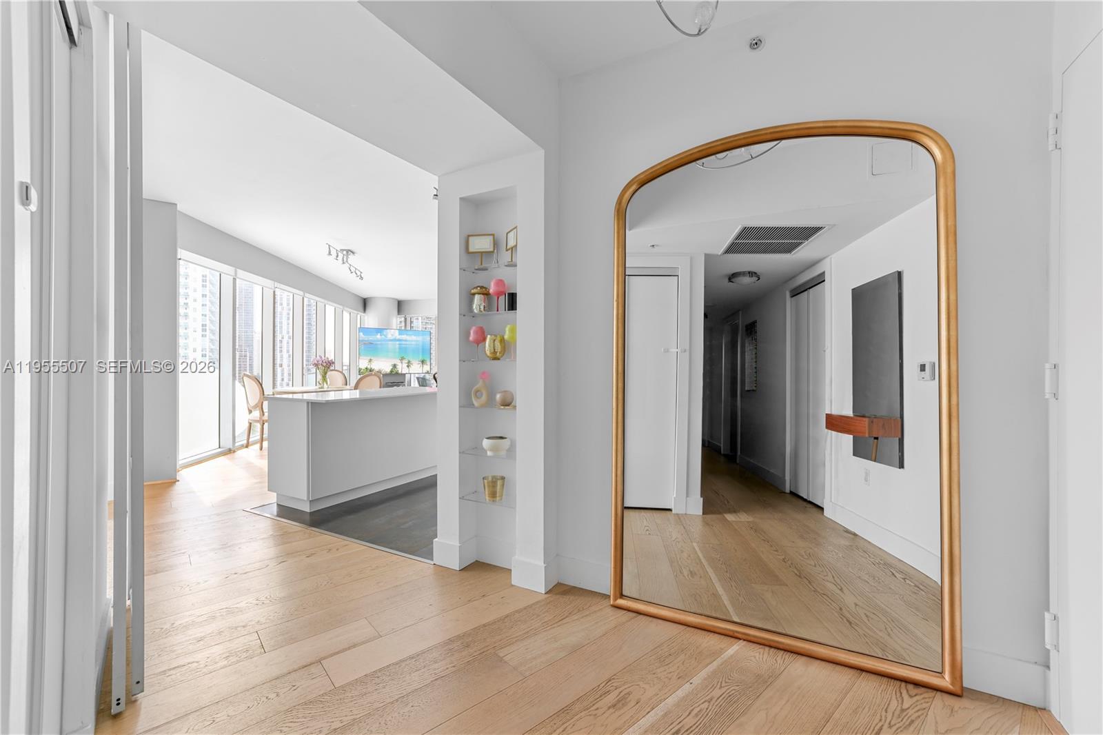 MINT CONDO - Residential