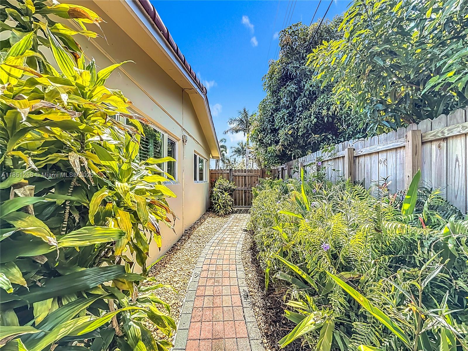 CORAL KEY VILLAS 2ND SEC - Residential