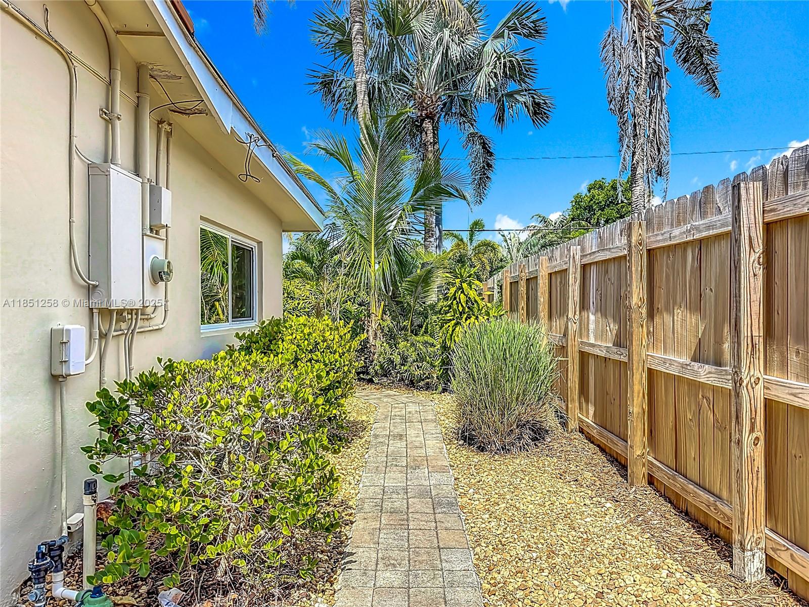 CORAL KEY VILLAS 2ND SEC - Residential