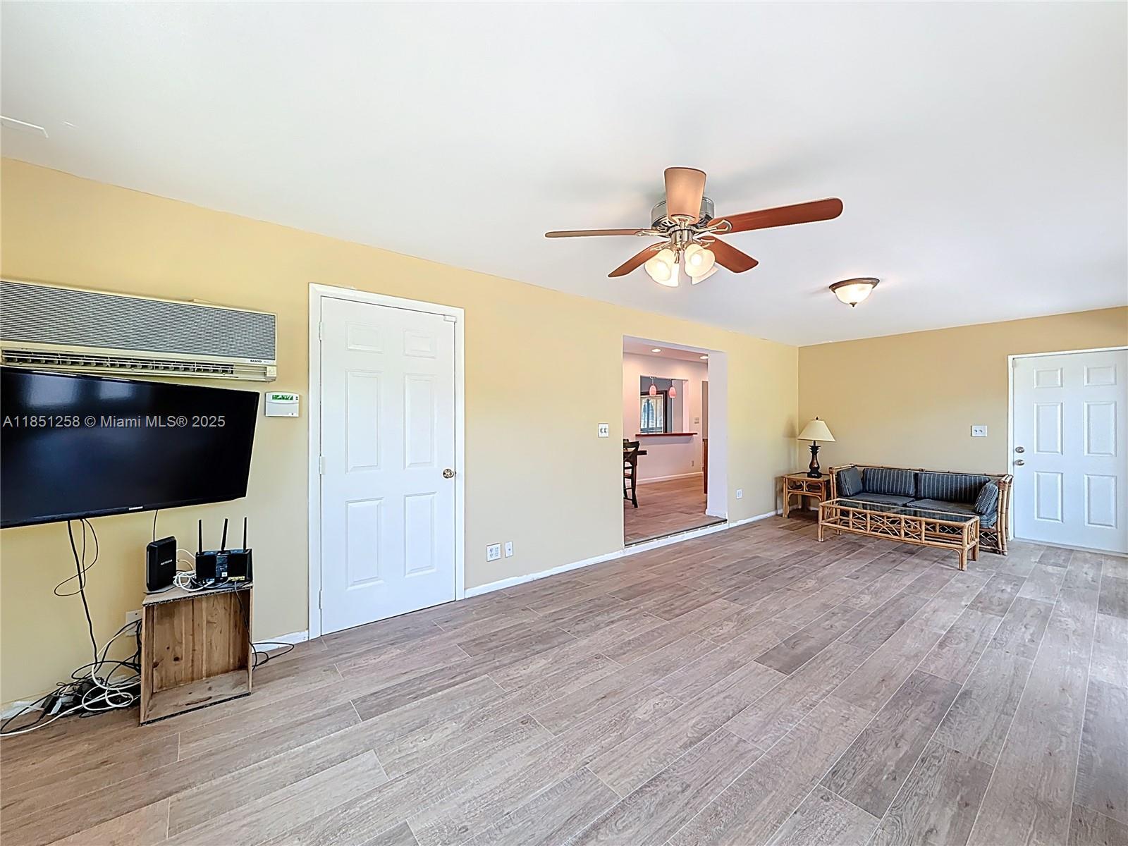 CORAL KEY VILLAS 2ND SEC - Residential