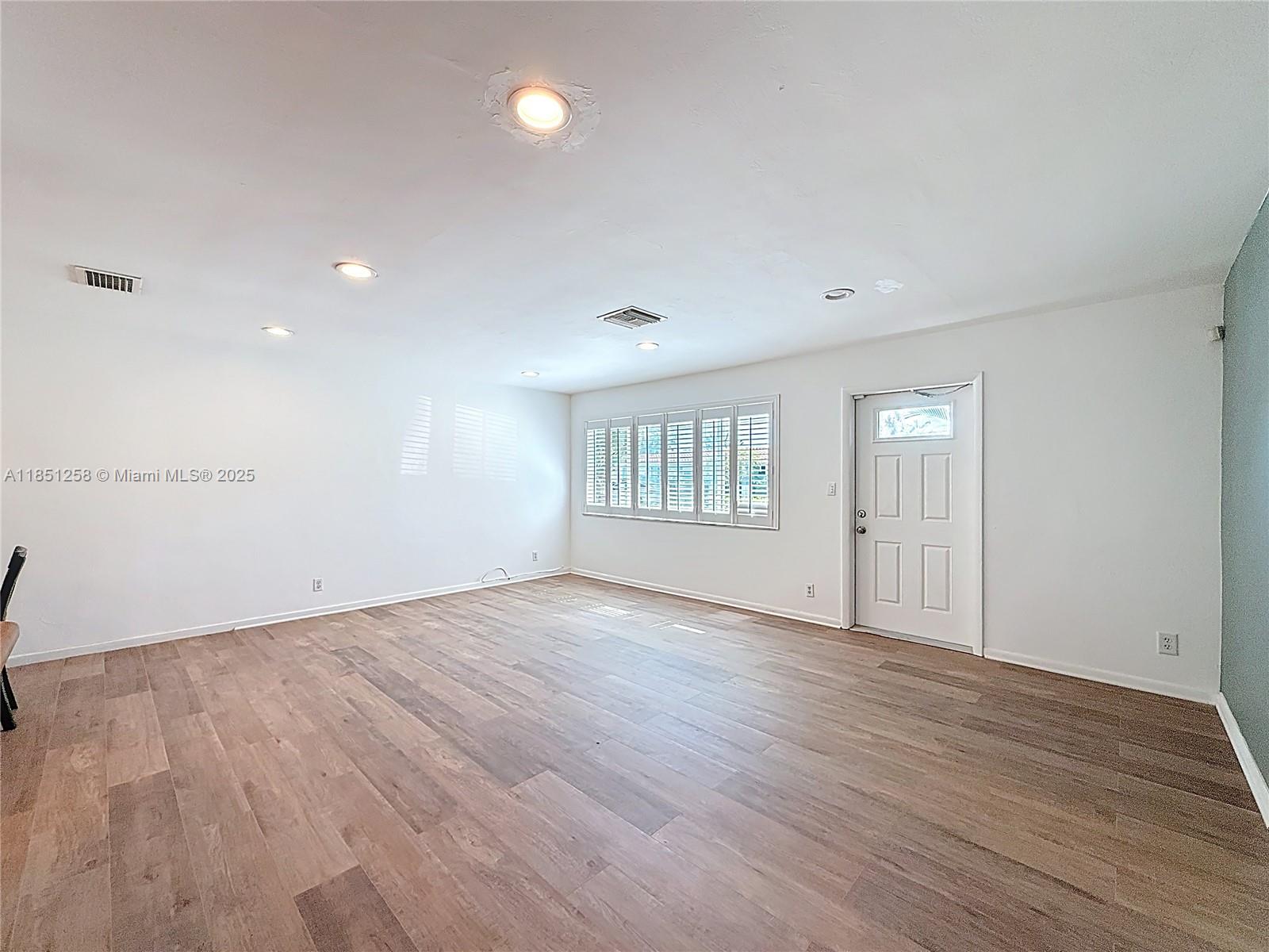 CORAL KEY VILLAS 2ND SEC - Residential