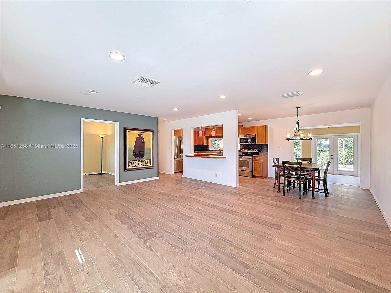 CORAL KEY VILLAS 2ND SEC - Residential