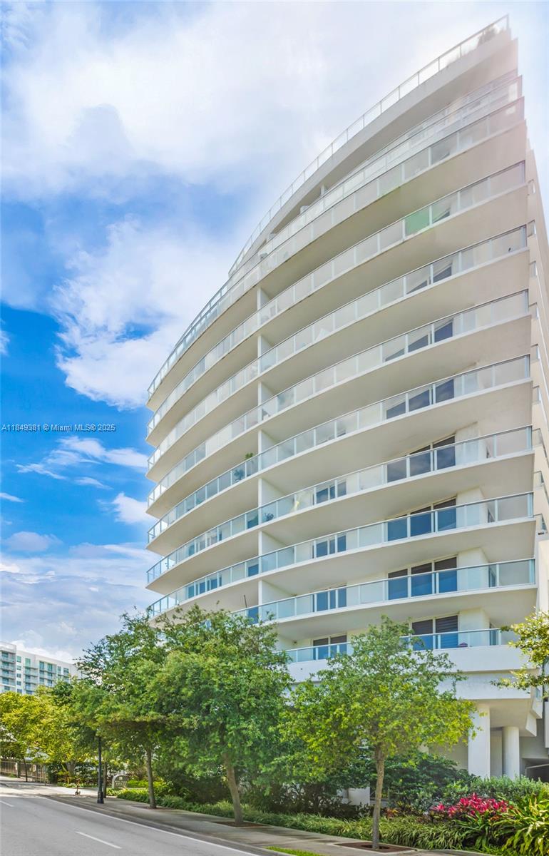 Boutique Condo development, Baltus House just minutes to Miami Design District, and close to Midtown & Wynwood. Spacious 1 bedroom 1 bath overlooking sunsets. FRESHLY PAINTED AND CLEANED, floors also regrouted! Open kitchen, stainless steel appliances, Custom made closet, porcelain floors throughout, washer and dryer inside the unit. 1 Covered Assigned Parking Space. 24/7 Security. Top of the line amenities: Roof top terrace featuring barbecue area and hot tub, spa, gym, 55 Foot long pool overlooking Biscayne Bay & Miami Beach, fitness center, movie theater, kids room, and more.