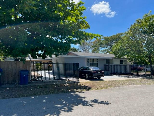 Great investment Opportunity !!!! Investors.... this 3 Beds 2 baths + Legal Efficiency can bring you easily $4.2K Monthly (10.39% ROI Gross income)
**** NEW 2023 Roof***** House is ready for new tenants...;Ready to move in. All appliances are in perfect condition