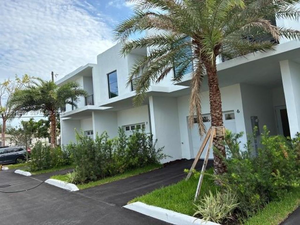 Photo of 2511 Pierce St #6, Hollywood, FL 33020 (MLS # A12019086)