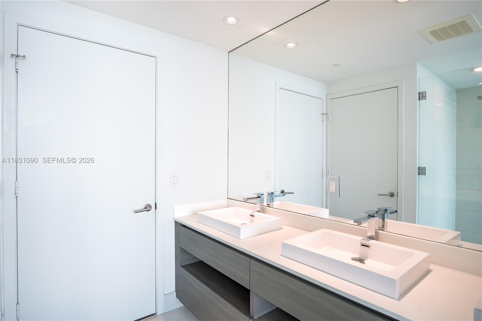 ICON BAY CONDO - Residential