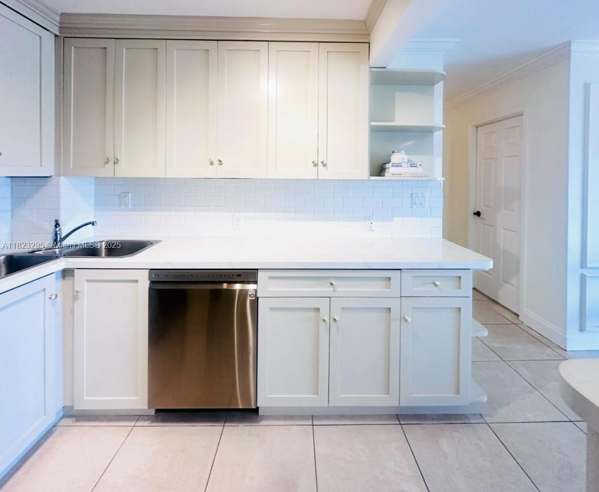 RUNAWAY BAY CONDO - Residential