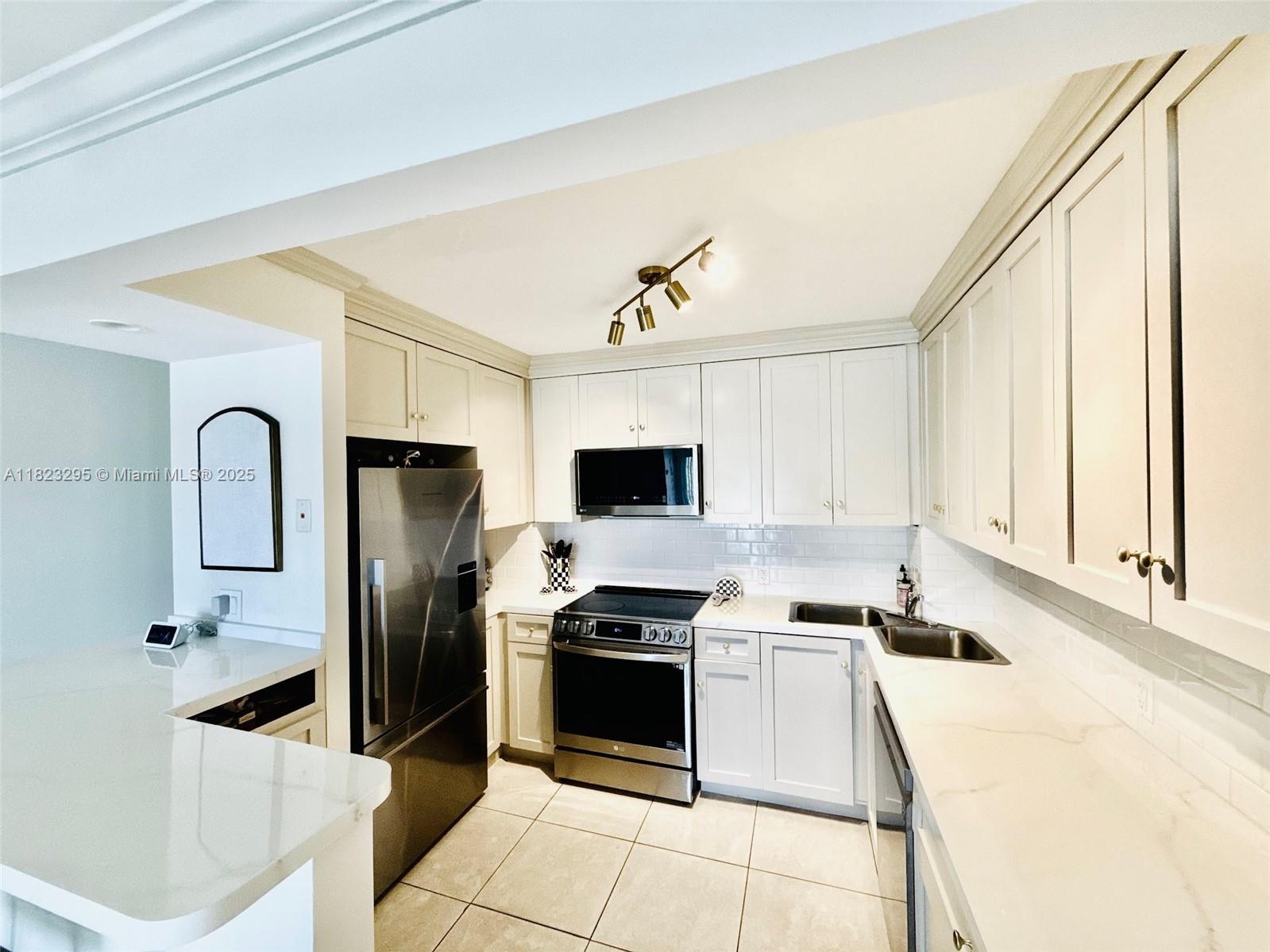 1625 SE 10th Ave 305, Fort Lauderdale, FL, 33316/$239,000 1 1625 SE 10th Ave 305