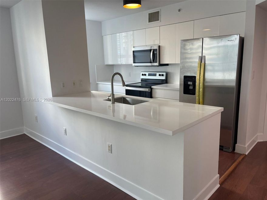 Stunning 3-bedroom, 2-bathroom residence featuring breathtaking bay views and an expansive layout filled with natural light. This beautifully appointed unit includes an in-unit washer and dryer for added convenience. Enjoy an exceptional lifestyle with resort-style amenities, including 24-hour security, swimming pool, state-of-the-art fitness center, sauna, and tennis courts, all in the heart of Brickell.