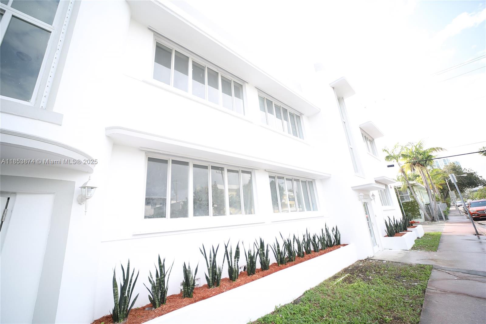 Lots of natural light, washer and dryer in the unit, great location in the heart of South Beach, closing to the beach, Flamingo Park, Publix, and Whole Foods.