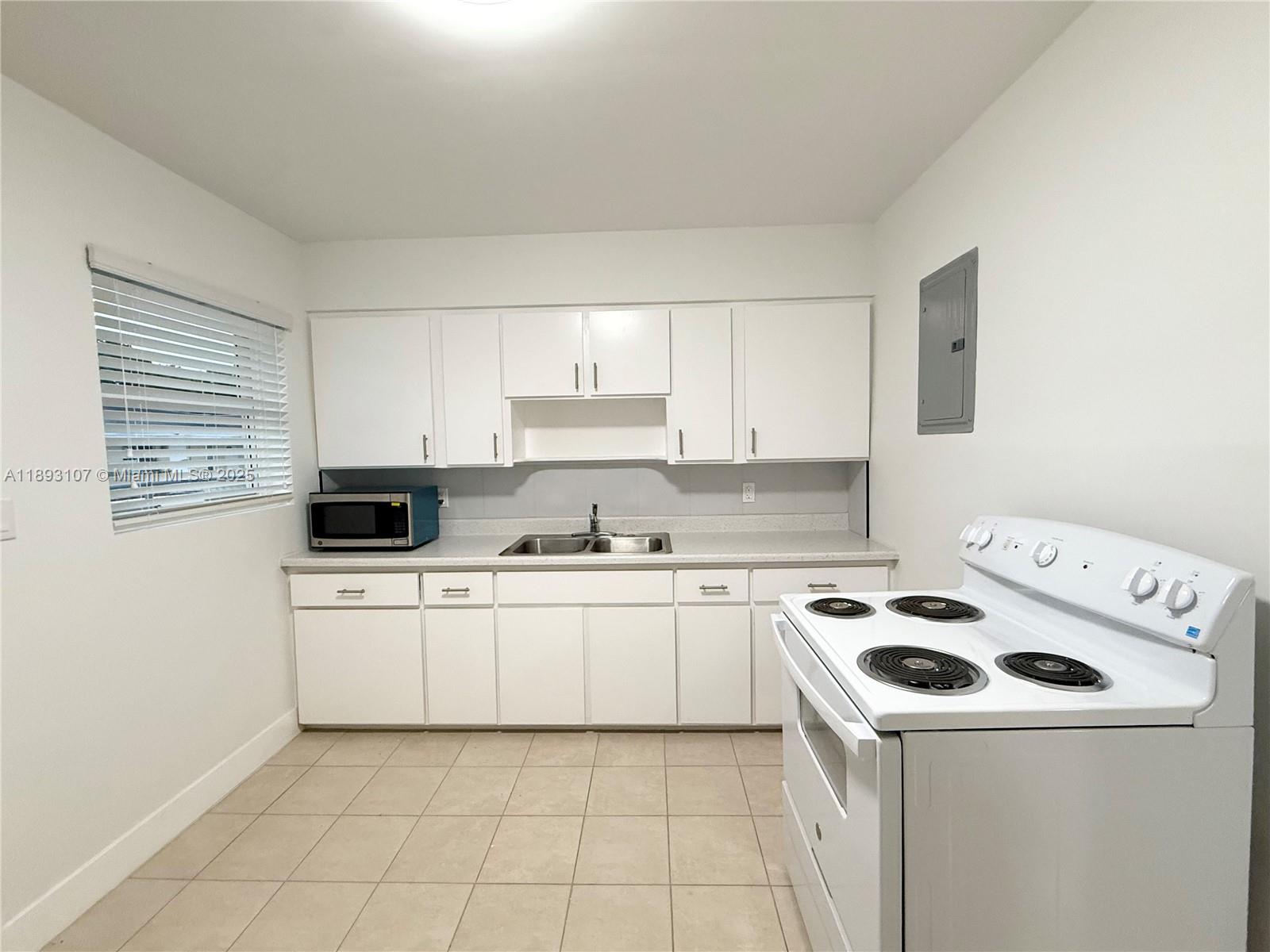 HOLLYWOOD LITTLE RANCHES - Residential Lease