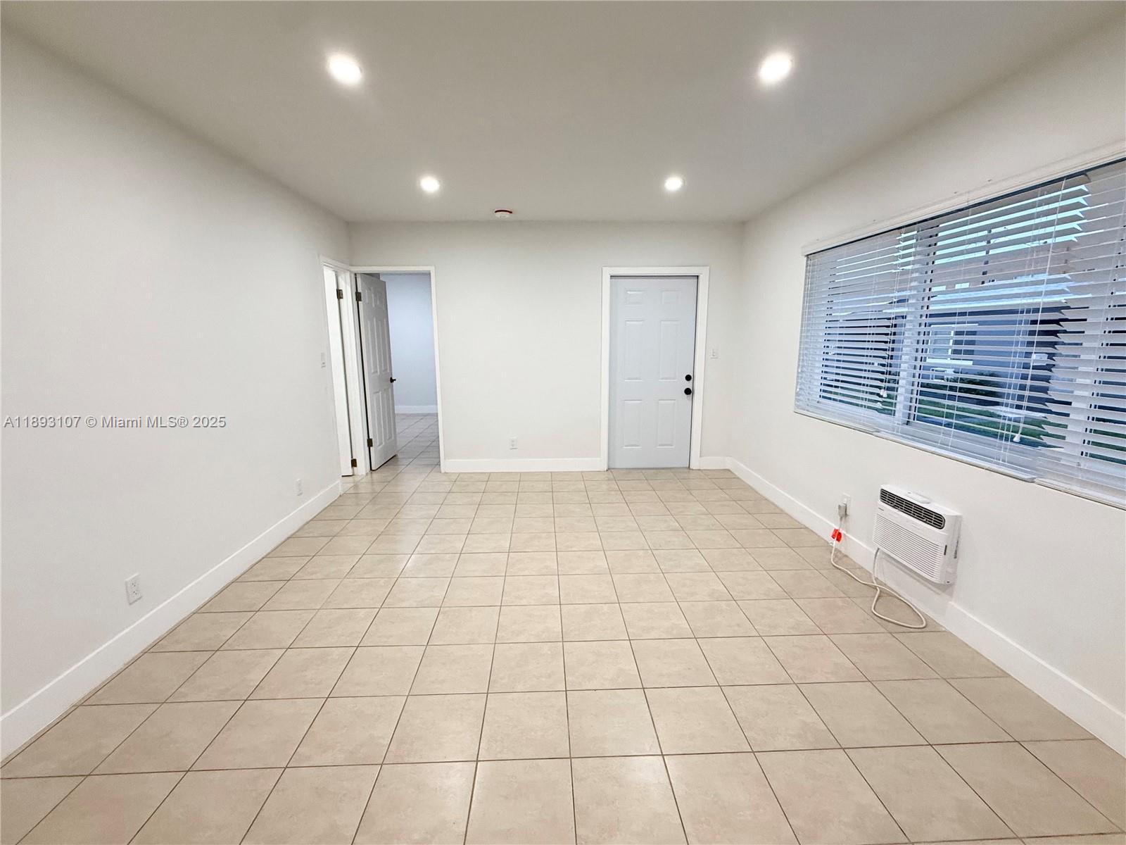 HOLLYWOOD LITTLE RANCHES - Residential Lease