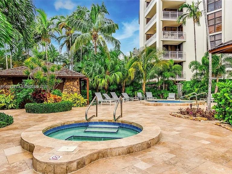 TOWERS OF QUAYSIDE CONDO - Residential