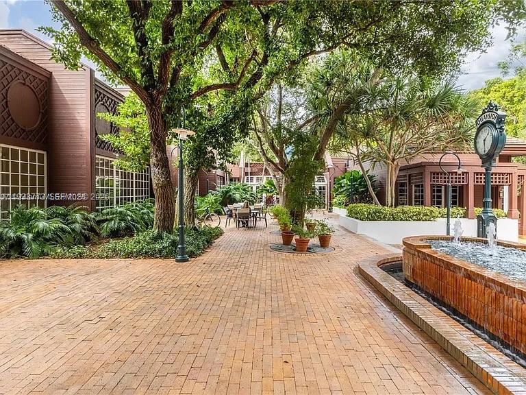 TOWERS OF QUAYSIDE CONDO - Residential