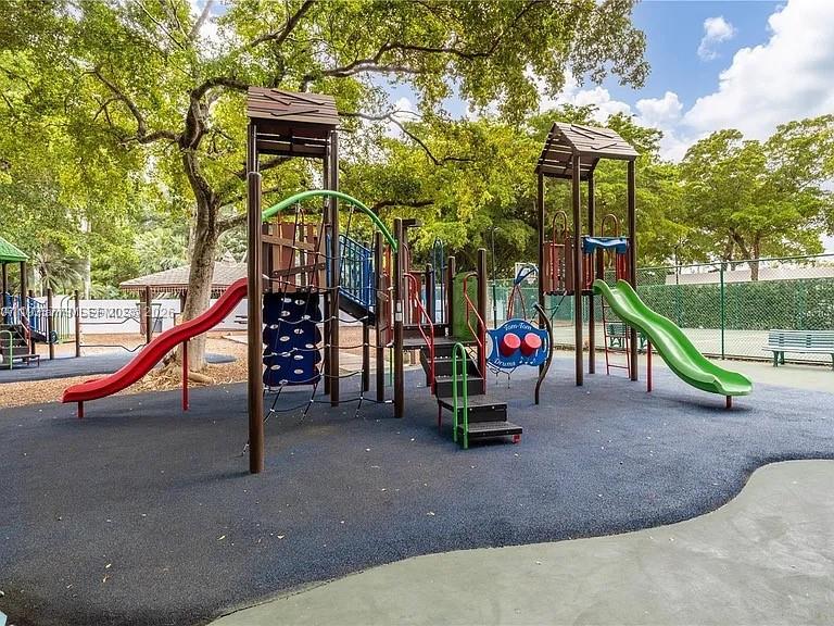 TOWERS OF QUAYSIDE CONDO - Residential