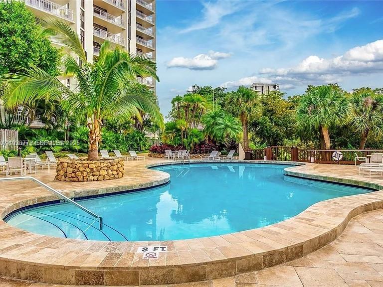 TOWERS OF QUAYSIDE CONDO - Residential