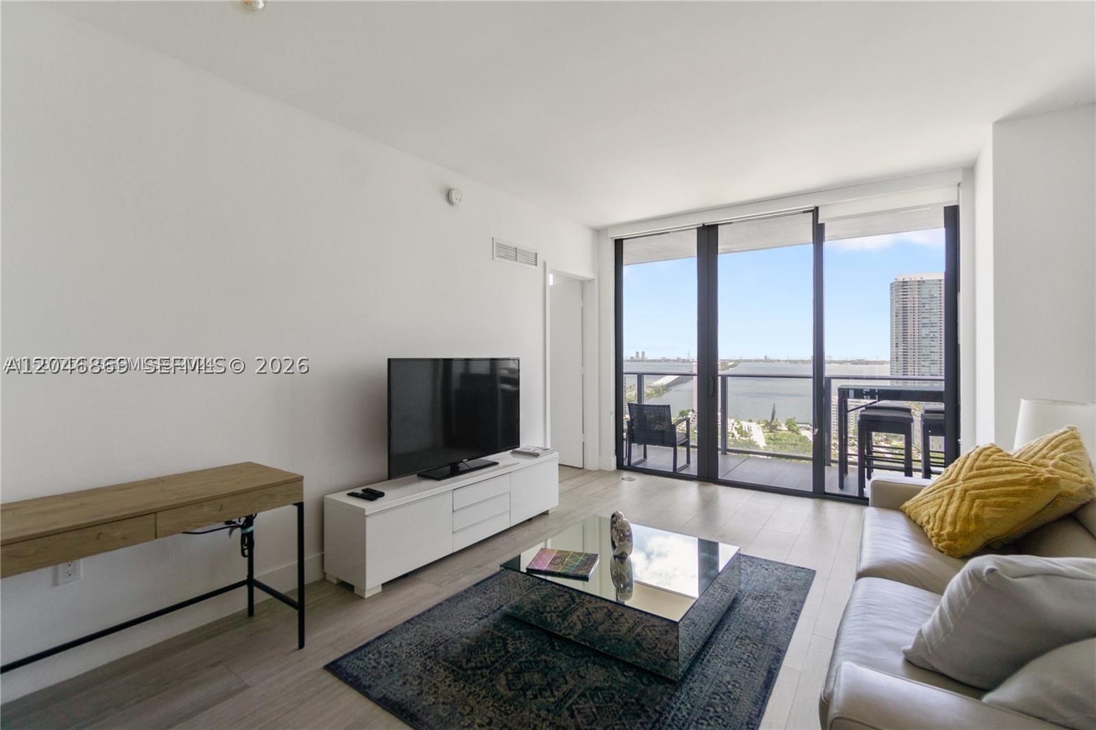 121 NE 34th St 2706