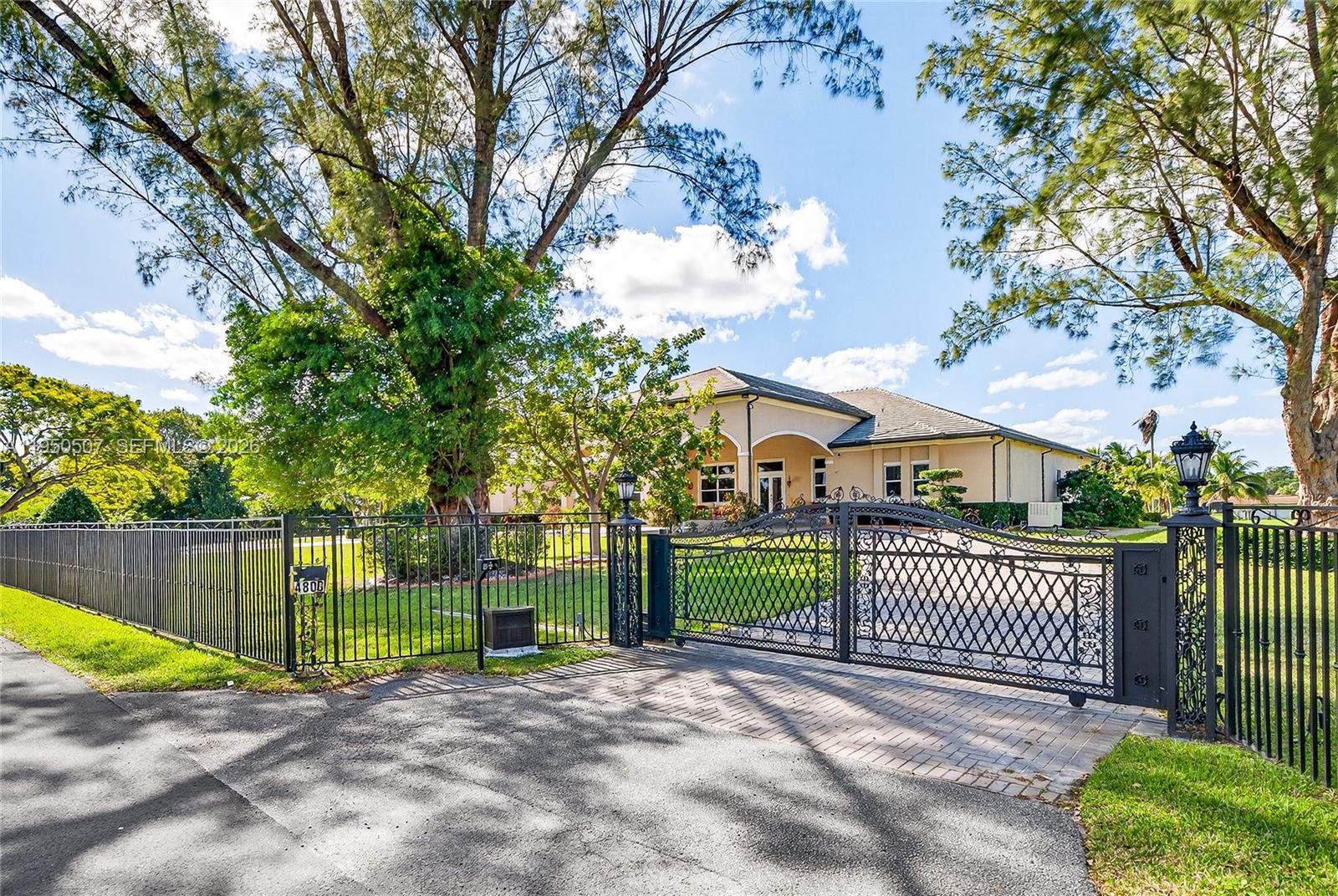 COUNTRY CLUB RANCHES SEC - Residential