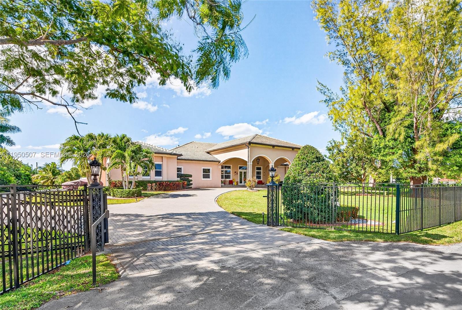 COUNTRY CLUB RANCHES SEC - Residential