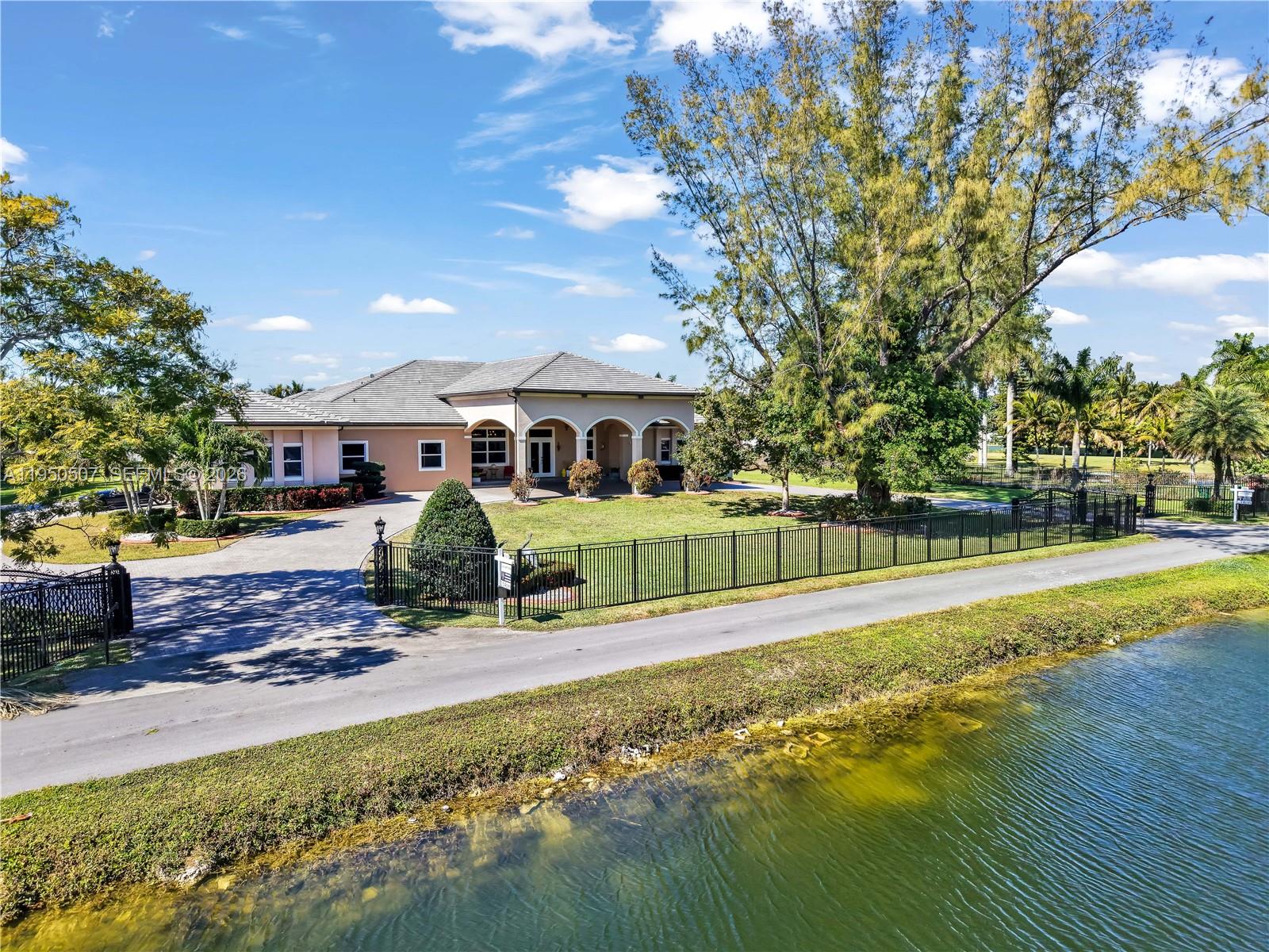 COUNTRY CLUB RANCHES SEC - Residential