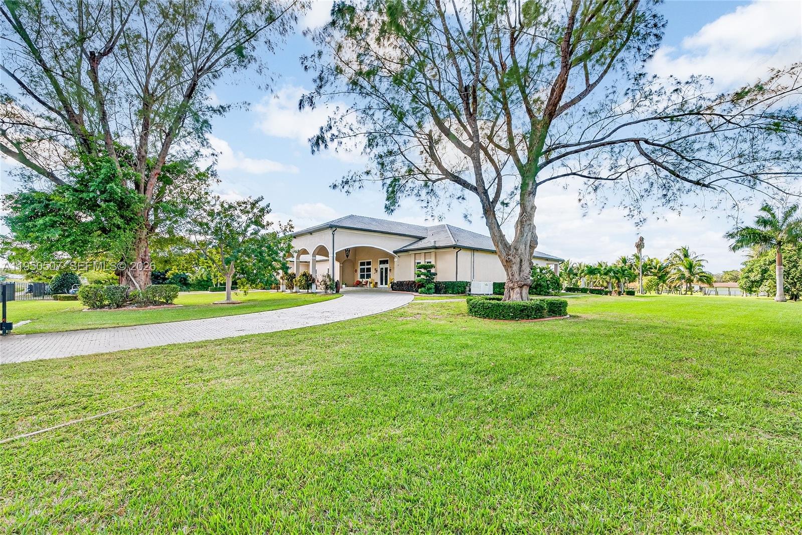 COUNTRY CLUB RANCHES SEC - Residential