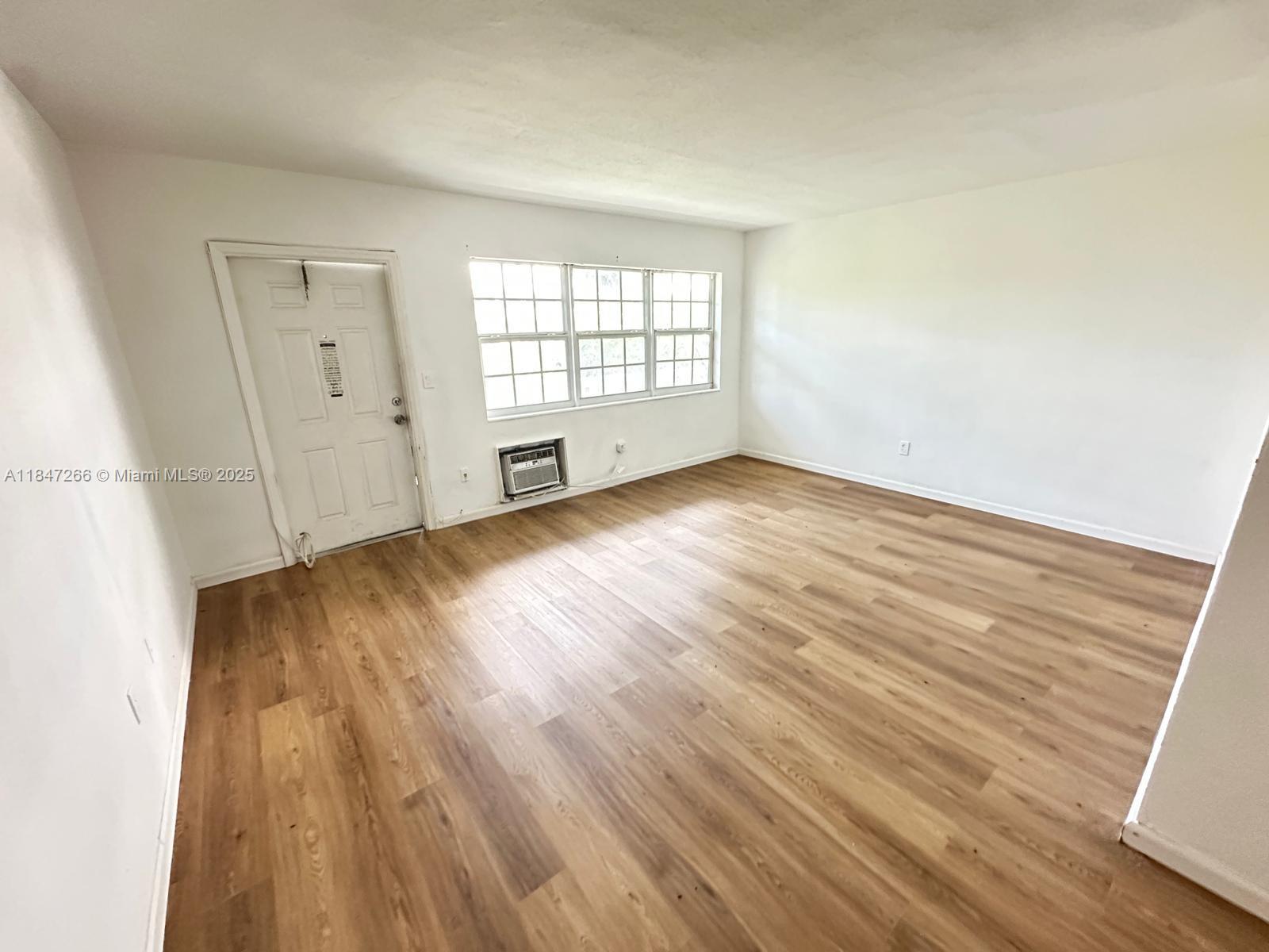 GREAT RENTAL INCOME OPPORTUNITY! 1 BED 1 BATH , ALREADY RENTED! PERFECT FOR INVESTORS!
BEFORE TENANT MOVED IN THE UNIT WAS PAINTED, UPDATED KITCHEN, NEW WALL A/C UNIT AND MORE UPGRADES! EXCELLENT LOCATION CLOSE TO SUPERMARKETS , HIGHWAYS AND MORE. CALL TODAY!