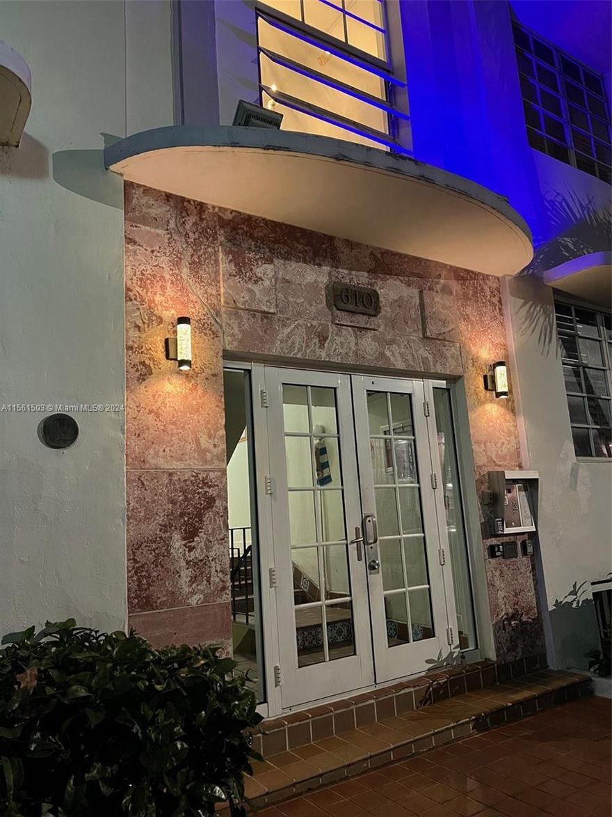 Charming, Bright & Spacious 1bed CORNER unit. Ideal & Perfect layout: Large bedroom, Large living room with original fireplace and a nice open kitchen size. This Pet friendly Art Deco building is very well located at only 3 blocks from the beach and steps away from Restaurants & stores. Can be rented right away.