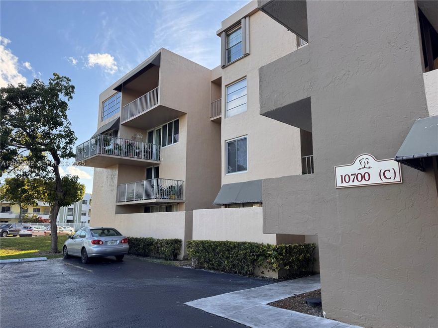 Great location and spacious 2/1.5 apartment in the Kendall area! Laminate and tile floors throughout and a layout that offers both comfort and functionality. Residents enjoy access to amenities including a pool, jacuzzi, tennis courts, and a playground. Conveniently situated just across from MDC Kendall Campus and close proximity to major hospitals and expressways.