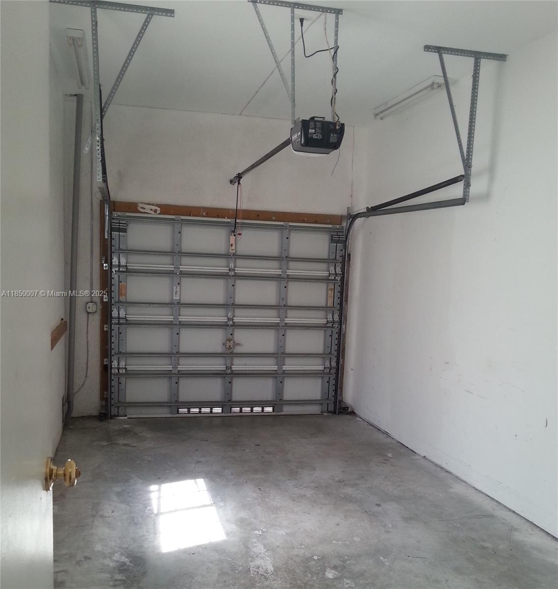 Storage unit approx 240 sq.ft.. Property is completely fenced and has an automatic front gate, tenants have access to their units 24/7.
Ideal for storage use.