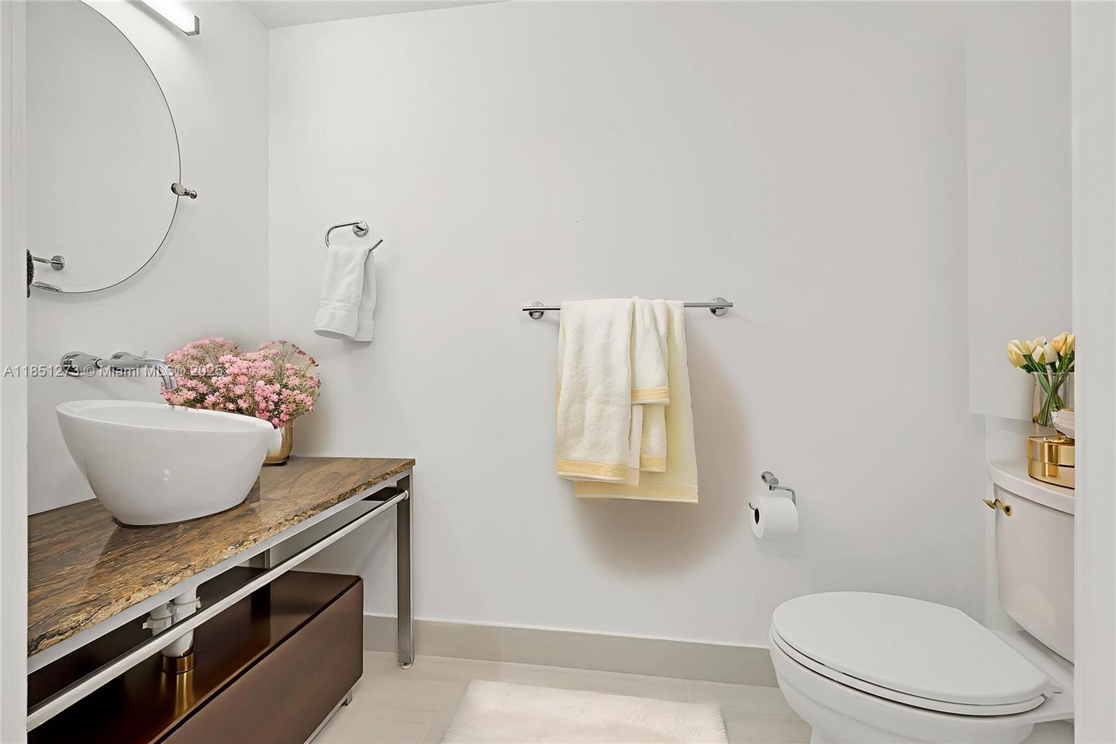 SAYAN CONDO - Residential