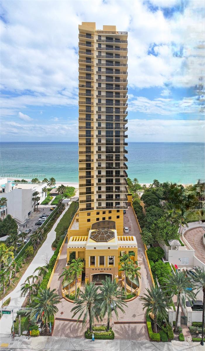 SAYAN CONDO - Residential