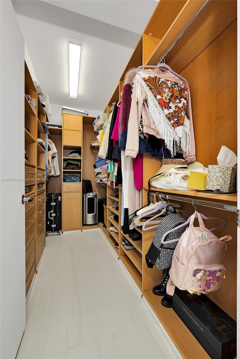 SAYAN CONDO - Residential