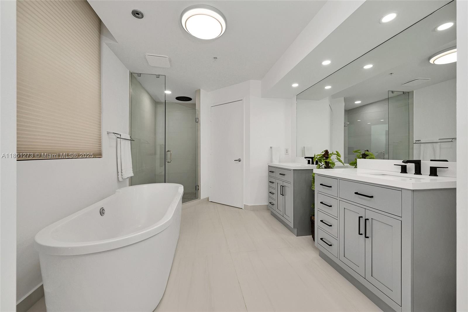 SAYAN CONDO - Residential