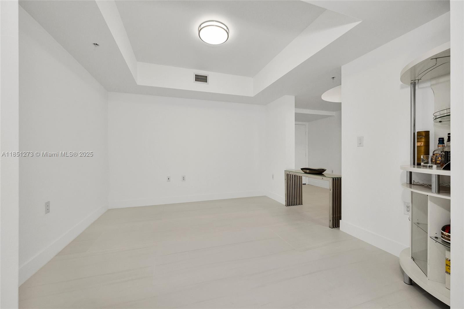 SAYAN CONDO - Residential