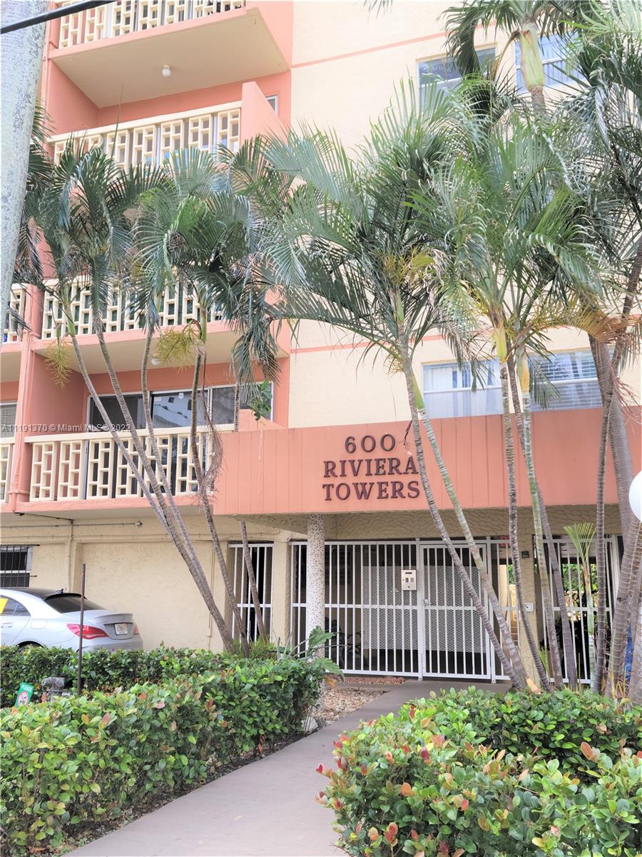 1 bed+ 1.5 bath unit in one of the best locations in Miami. This is the ideal location: walking distance to Design District, Midtown, Wynwood, and Downtown, and, just a short drive to Brickell and Miami Beach. 1 Parking.
Building features include gated parking, a community pool & elevator. Hurry this won't last!!