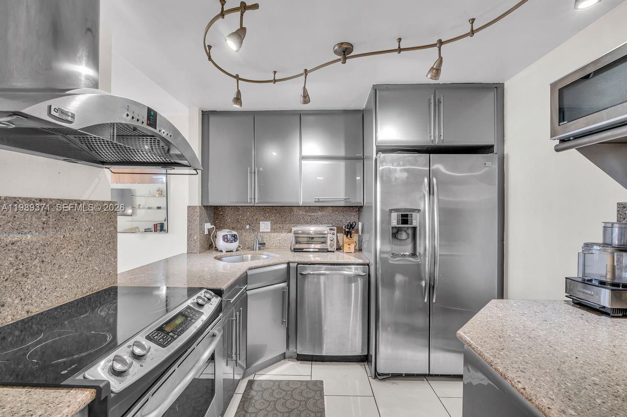 IMPERIAL TOWERS CONDO - Residential