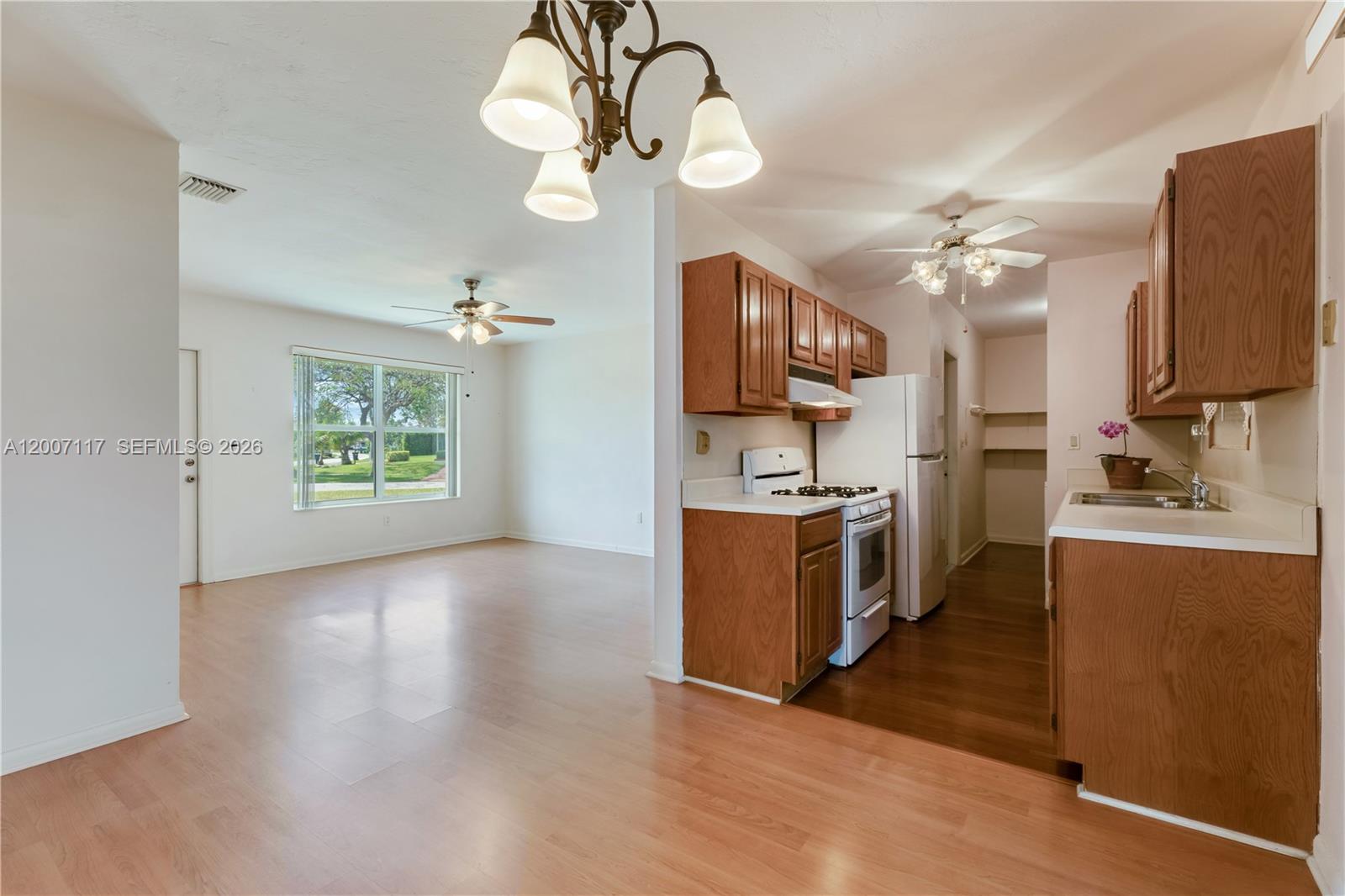 PINE TREE MANOR SEC 3 - Residential